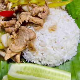 หมูผัดพริกหยวกราดข้าว