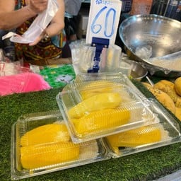 ข้าวเหนียวมะม่วงคุณยาย ตลาดคุณยิ้ม อุดมสุข