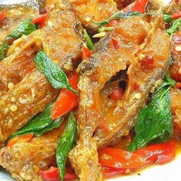 ปลานิลทอด หั่นชิ้น ผัดพริก ใบกระเพรา