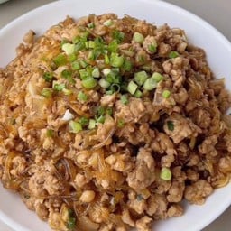 หมูสับผัดซีอิ้วใส่วุ้นเส้นราดข้าว