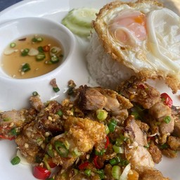 ข้าวหมูกรอบผัดพริกเกลือ