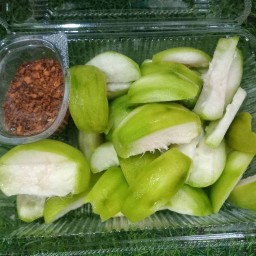 ผลหมากรากไม้หลังมอติดกับร้านนมใหญ่