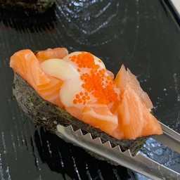 ซูชิแซลมอนสับไข่ปู