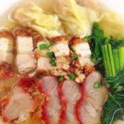เกี๊ยวน้ำหมูแดงหมูกรอบ