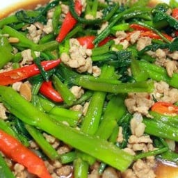 ข้าวราดผัดผักบุ้งหมูสับ