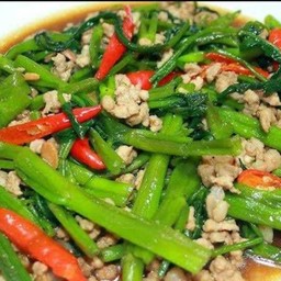 ผัดผักบุ้งหมูสับราดข้าว