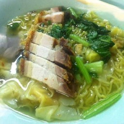 บะหมี่เกี๊ยวน้ำหมูกรอบ