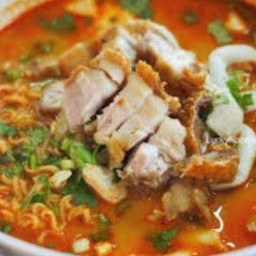บะหมี่หมูกรอบต้มยำ