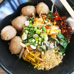 หมี่เหลืองแห้งลูกชิ้นเนื้อ