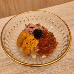 ข้าวหน้าไข่ปลาแซลม่อน อูนิ และ เนงิโทโร่สับ