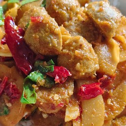 ข้าวผัดพริกแกงลูกชิ้นเอ็นเนื้อโกเด้งหน่อไม้ดอง