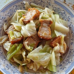 ผัดหมูกรอบกะหล่ำราดข้าว