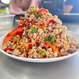 ยำมาม่าต้มยำหมูสับล้น