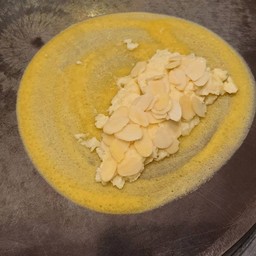 โตเกียว คัสตาร์ด-อัลมอนด์ 5 ชิ้น แถม 1ชิ้น