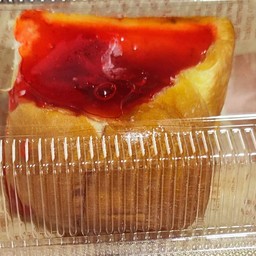 ขนมปังไส้ทะลัก ซอสสตอเบอรี่