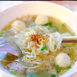 เส้นเล็กลูกชิ้นน้ำใส