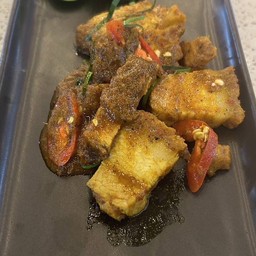 หมูกรอบผัดพริกแกงใต้