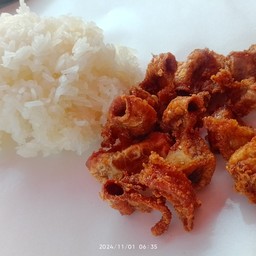 ข้าวเหนียวใส้หมูทอดกระเทียม