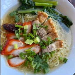 บะหมี่น้ำหมูแดงหมูกรอบ