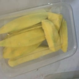 มะม่วงเปรี้ยว  จิ้มพริกเกลือ