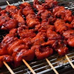 ไก่ย่างแดงชุดเล็กไก่..5ไม้+ข้าวเหนียว1ห่อ