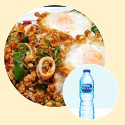 กะเพราหมูสับทะเล(ถาด)+ไข่ดาว+น้ำเปล่า