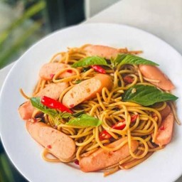 สปาเก็ตตี้ กะเพรา-ไส้กรอก