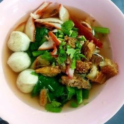 เกาเหลาหมูแดงหมูกรอบลูกชิ้น