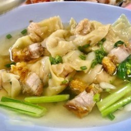 เกี๊ยวน้ำหมูกรอบ