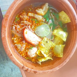 ก๋วยเตี๋ยวต้มยำหมูแดงหมูกรอบ