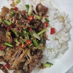 ขาหมูทอดคั่วพริกเกลือราดข้าว