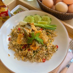 ข้าวผัดกะปิปลากะพงทอด