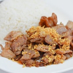 ข้าวหมูทอดกระเทียม+ข้าวไก่ทอดกระเทียม+ชาเย็น+โอวัลตินเย็น