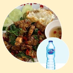 กะเพราหมูกรอบ(ถาด)+ไข่ดาว+น้ำเปล่า