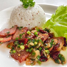 ข้าวหน้าเบคอนผัดพริกแห้ง