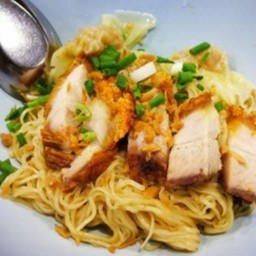 บะหมี่เกี๊ยวหมูกรอบแห้ง