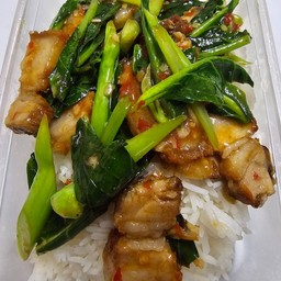 ข้าว+คะน้าหมูกรอบ