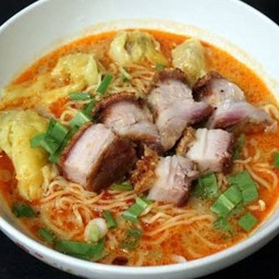 บะหมี่เกี๊ยวหมูกรอบต้มยำ