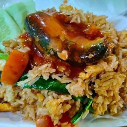 ข้าวผัดปลากระป๋อง