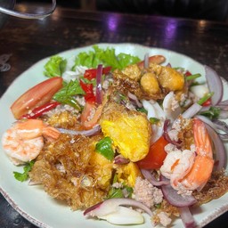 ยำไข่ดาวหมูสับทะเล