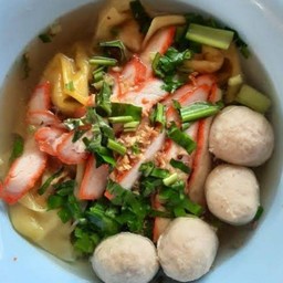 เกี๊ยวน้ำหมูแดงลูกชิ้น