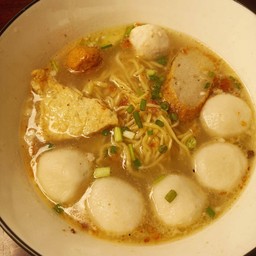 ก๋วยเตี๋ยวน้ำลูกชิ้นปลา(ลูกชิ้นปลา+เต้าหู้ปลา+ฮื่อก๊วย+ฟองเต้าหู้)