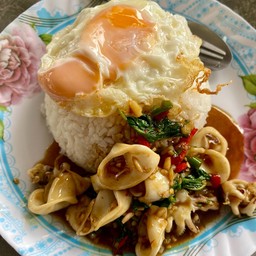 กระเพราปลาหมึกไข่ดาว