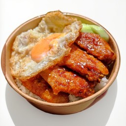 ข้าวหน้าปีกไก่ทอดคลุกซอสเทอริยากิ