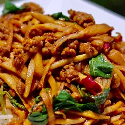 กระเพราเนื้อสับหน่อไม้ดอง