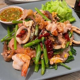 เย็นตาโฟทะเลผัดแซ่บ