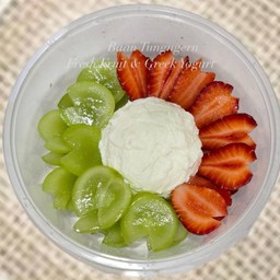 กรีกโยเกิร์ตรสออริจินอล 1สคูป+สตรอว์เบอร์รี่เกาหลี+องุ่นไซมัส พร้อมน้ำผึ้ง