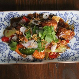 แซลมอนผัดกะปิแปดริ้ว