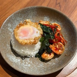 ผัดกะเพรากุ้งราดข้าว+ไข่เป็ดออแกนิค Stir-fried Basil with shimp+ fried egg organic