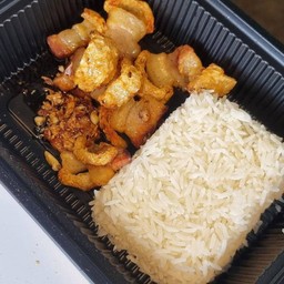 ข้าวกระเทียมหมูกรอบ